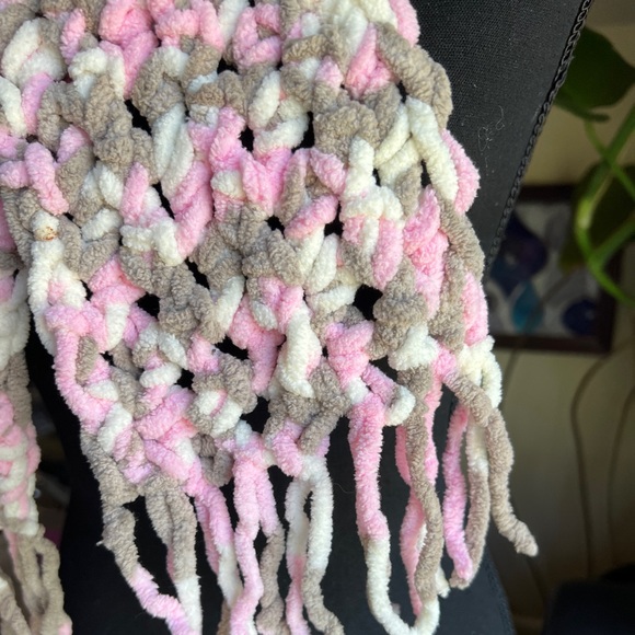Vintage Bernat Yarn Knit Fringe Scarf Ivory Pink Gray Chunky 40” Plus - Picture 7 of 11